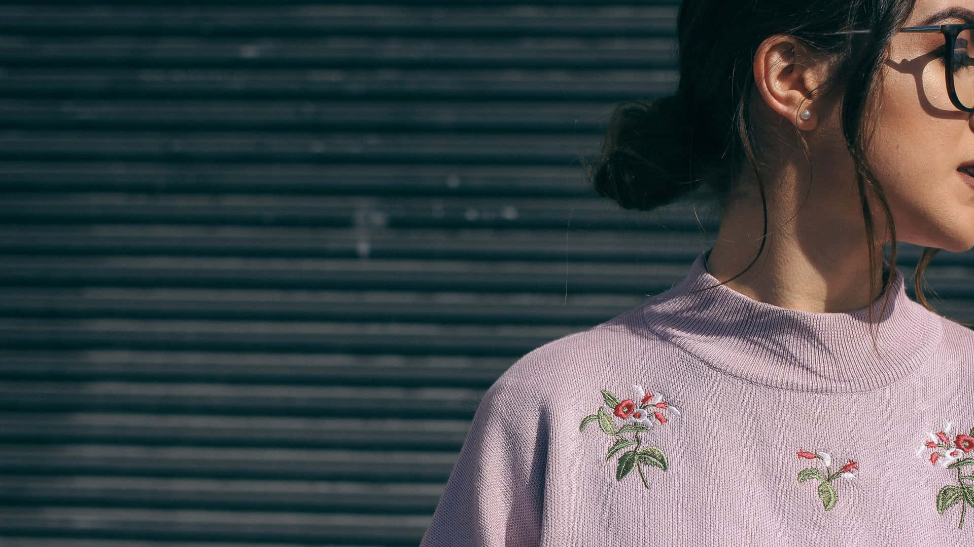 Pretty Girl Aesthetic Floral Sweater Background