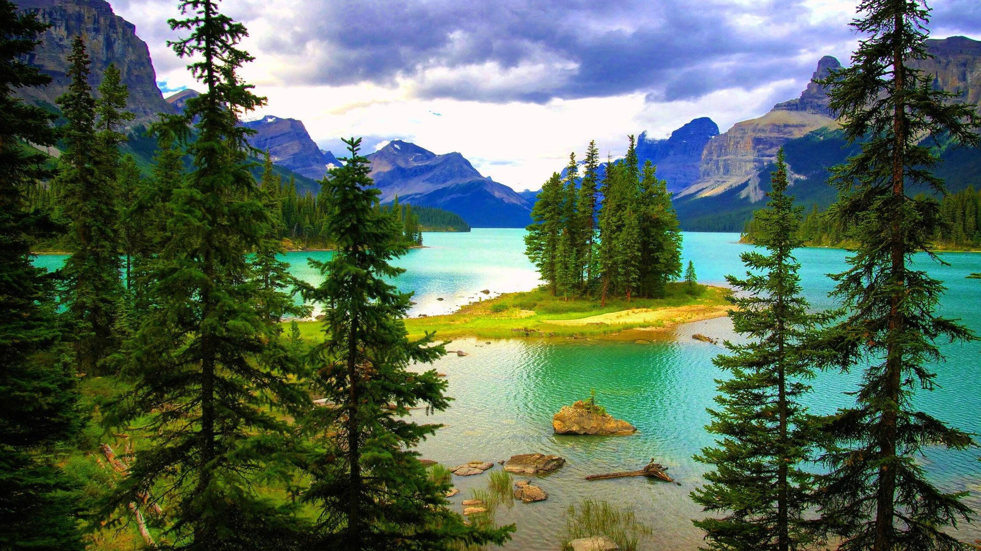 Pretty Landscape Maligne Lake Canada Background