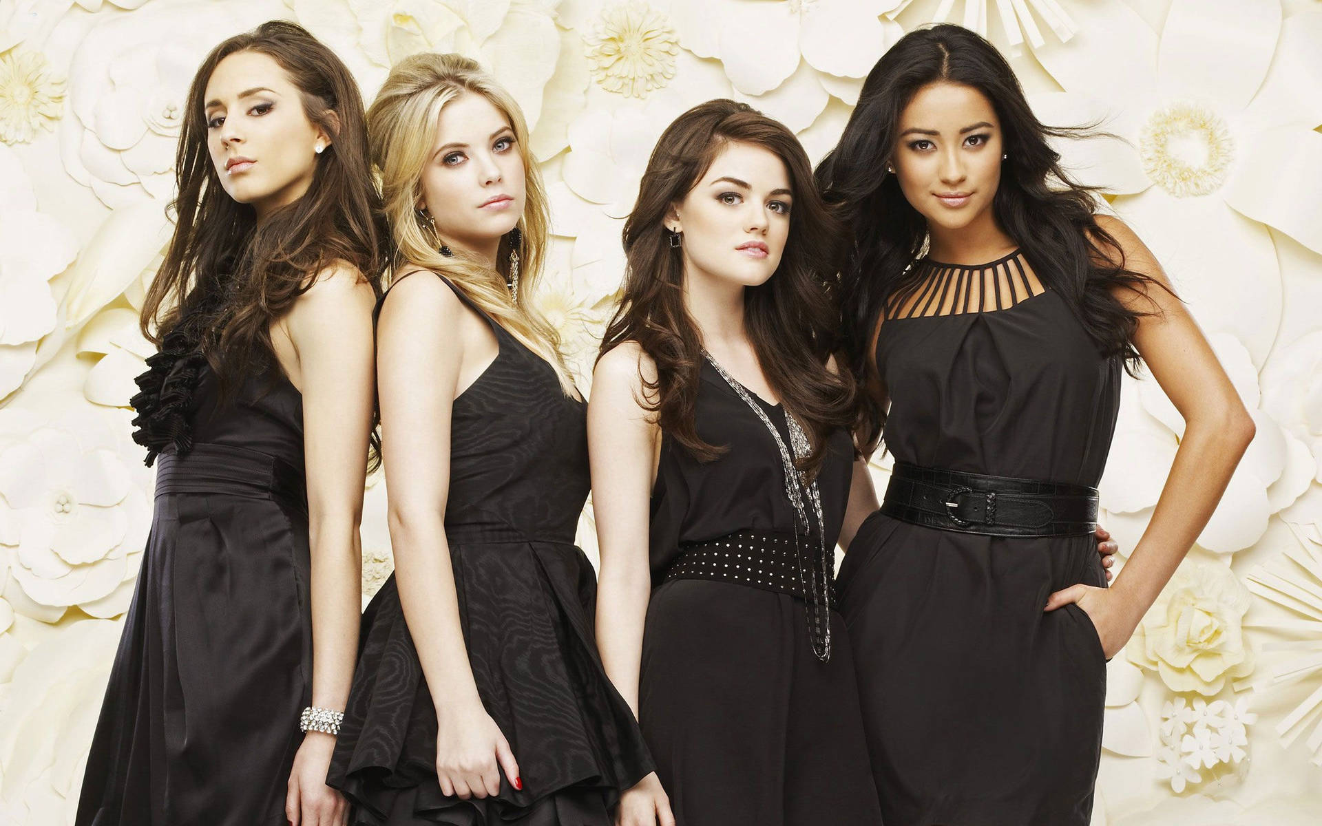 Pretty Little Liars Aria Montgomery And Girls Background