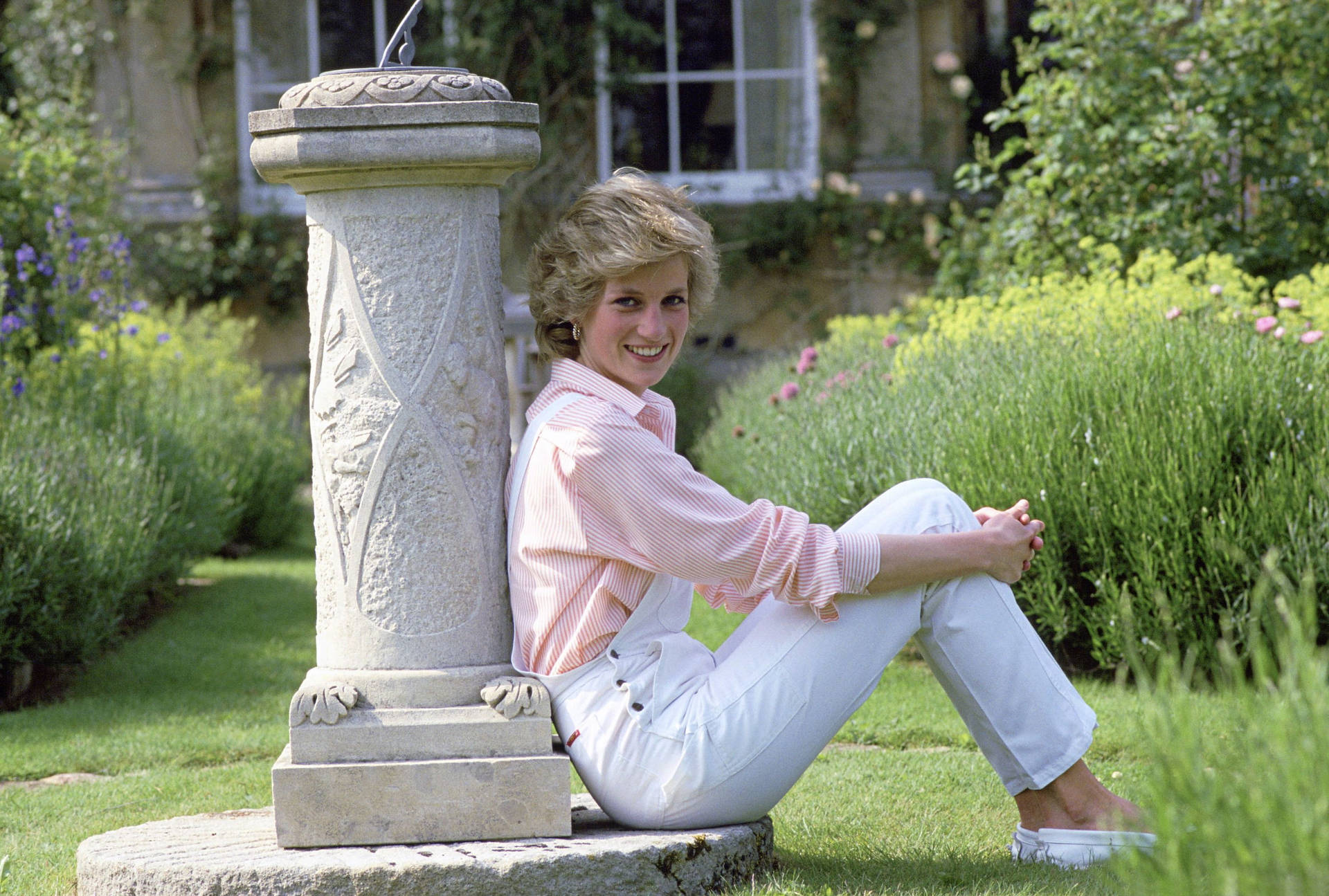 Princess Diana In The Royal Garden Background
