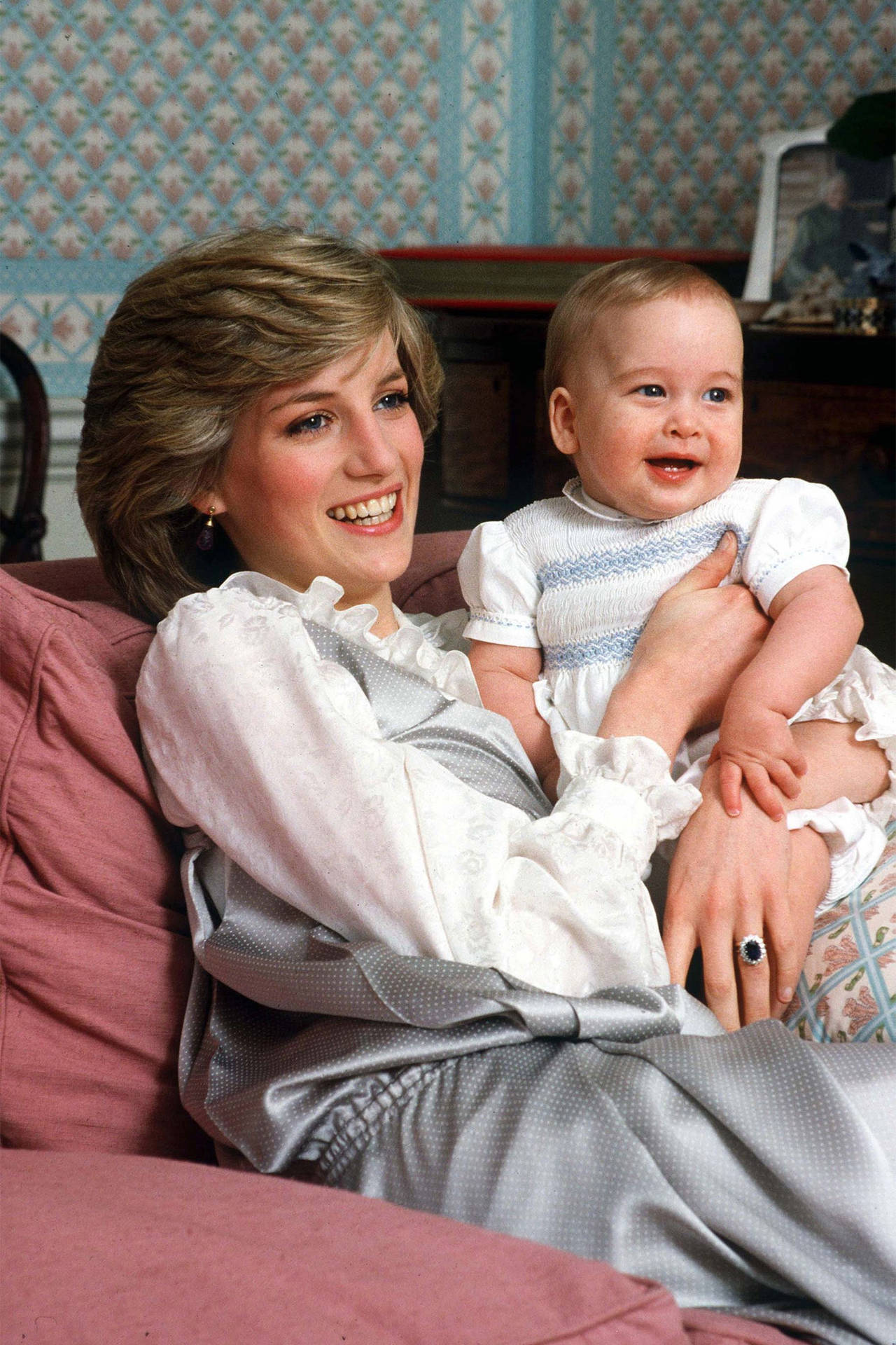 Princess Diana With Baby William Background