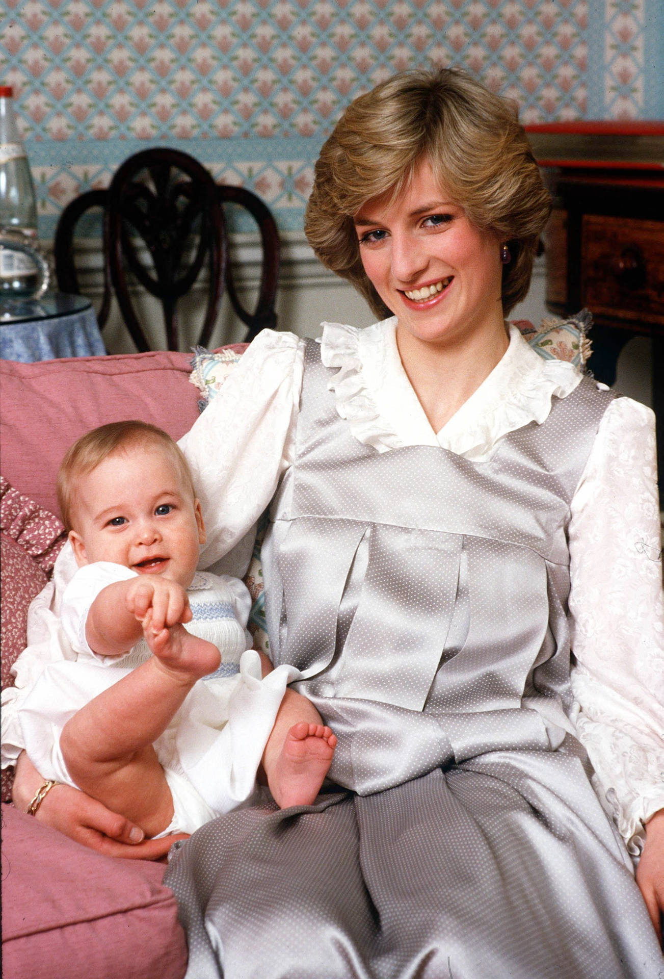 Princess Diana With Cute Prince William Background