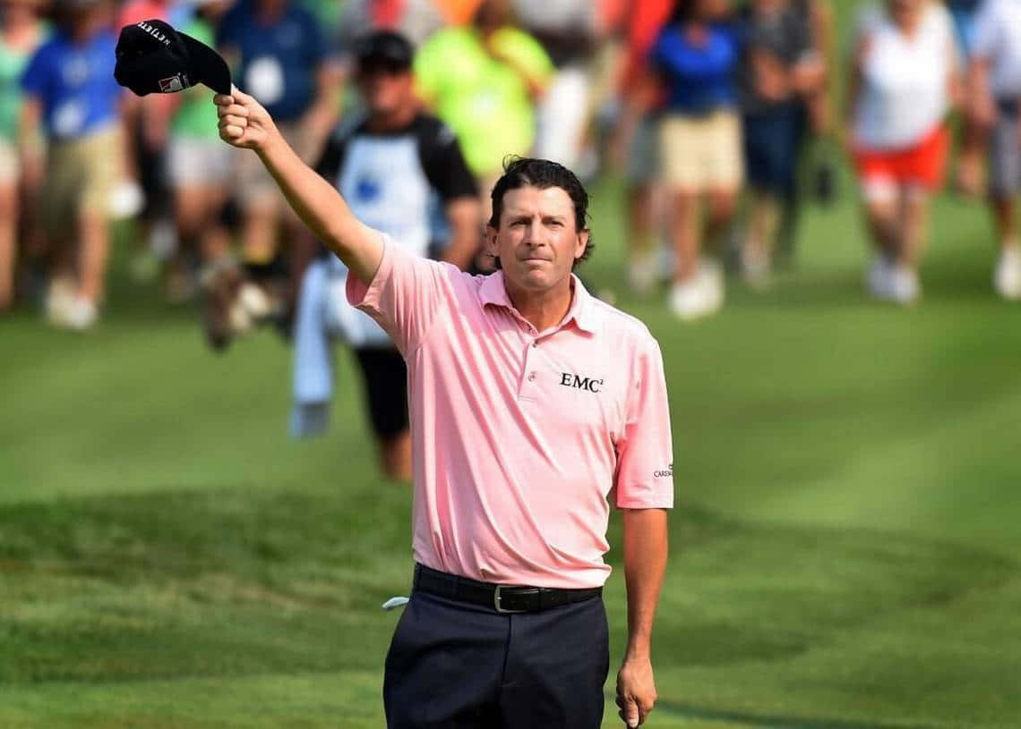 Professional Golfer Billy Andrade Acknowledging The Crowd Background