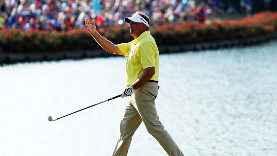 Professional Golfer Ken Duke Chipping At The Golf Course Background