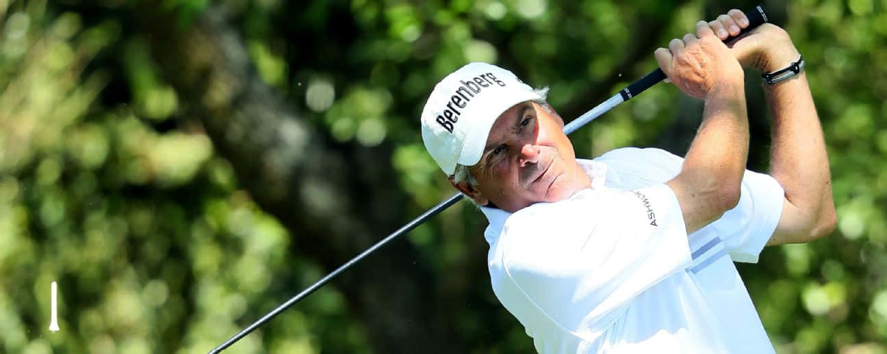 Professional Golfer, Ken Duke, Preparing For The Next Round Background