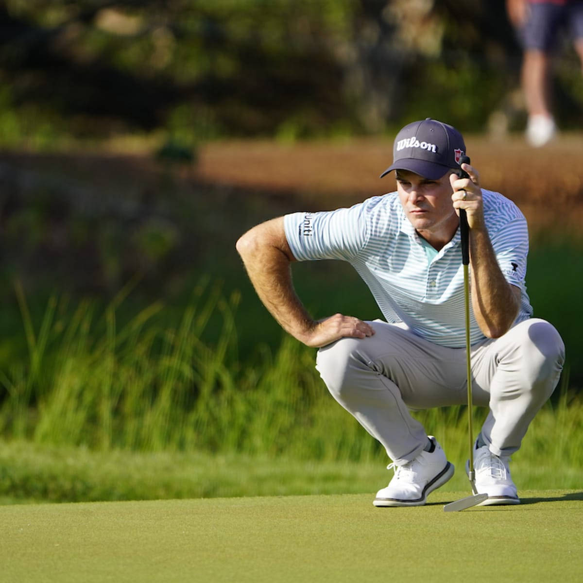 Professional Golfer Kevin Streelman Thoroughly Analyzing His Next Move On The Course Background