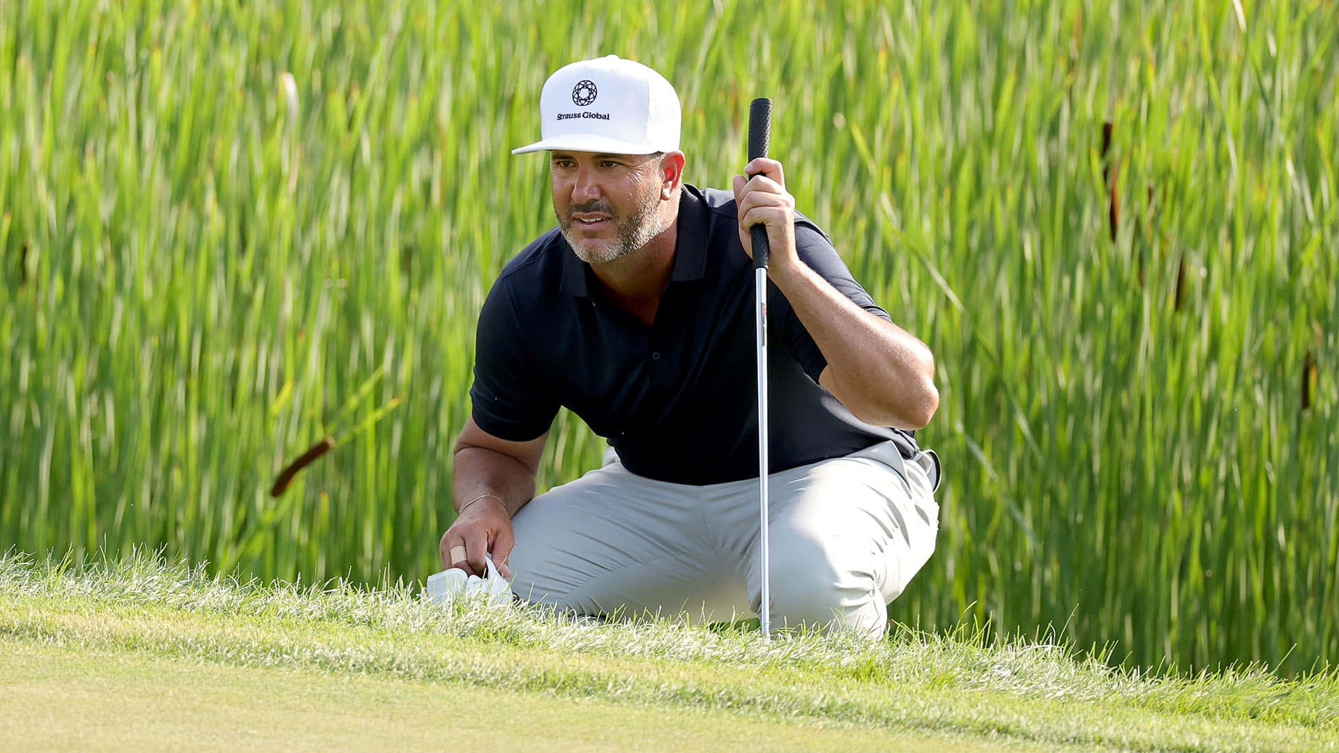 Professional Golfer Scott Piercy Relaxing On The Course Background