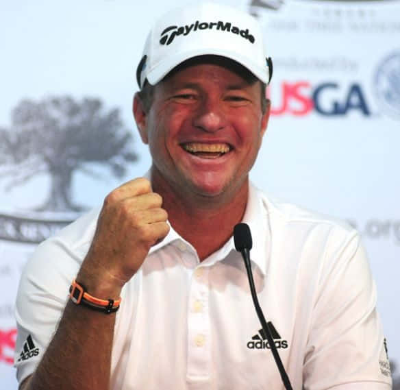 Professional Golfer Scott Verplank In Action Background
