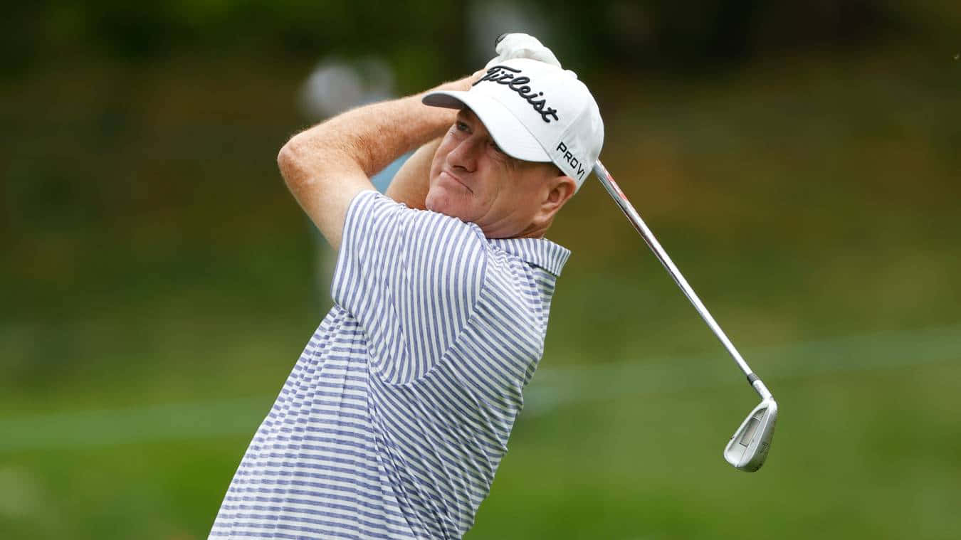 Professional Golfer Steve Flesch Focusing On His Shot Background