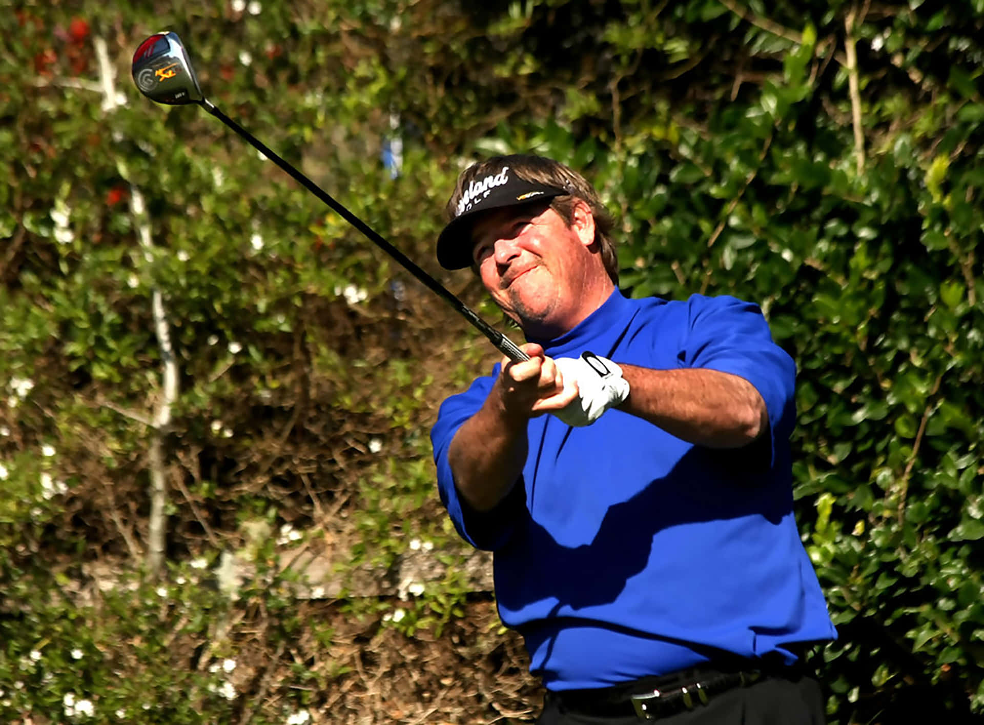 Professional Golfer Steve Lowery Preparing For A Shot Background