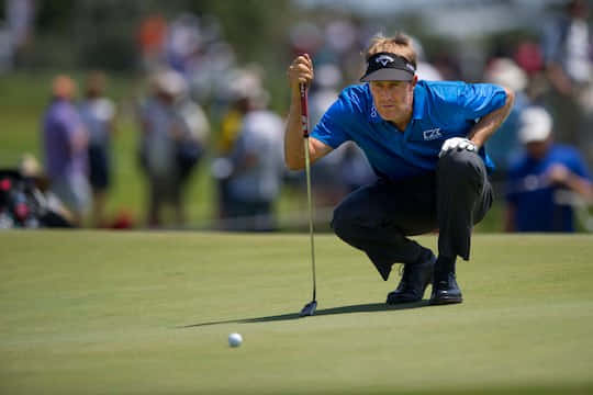 Professional Golfer Stuart Appleby Studying The Field Background