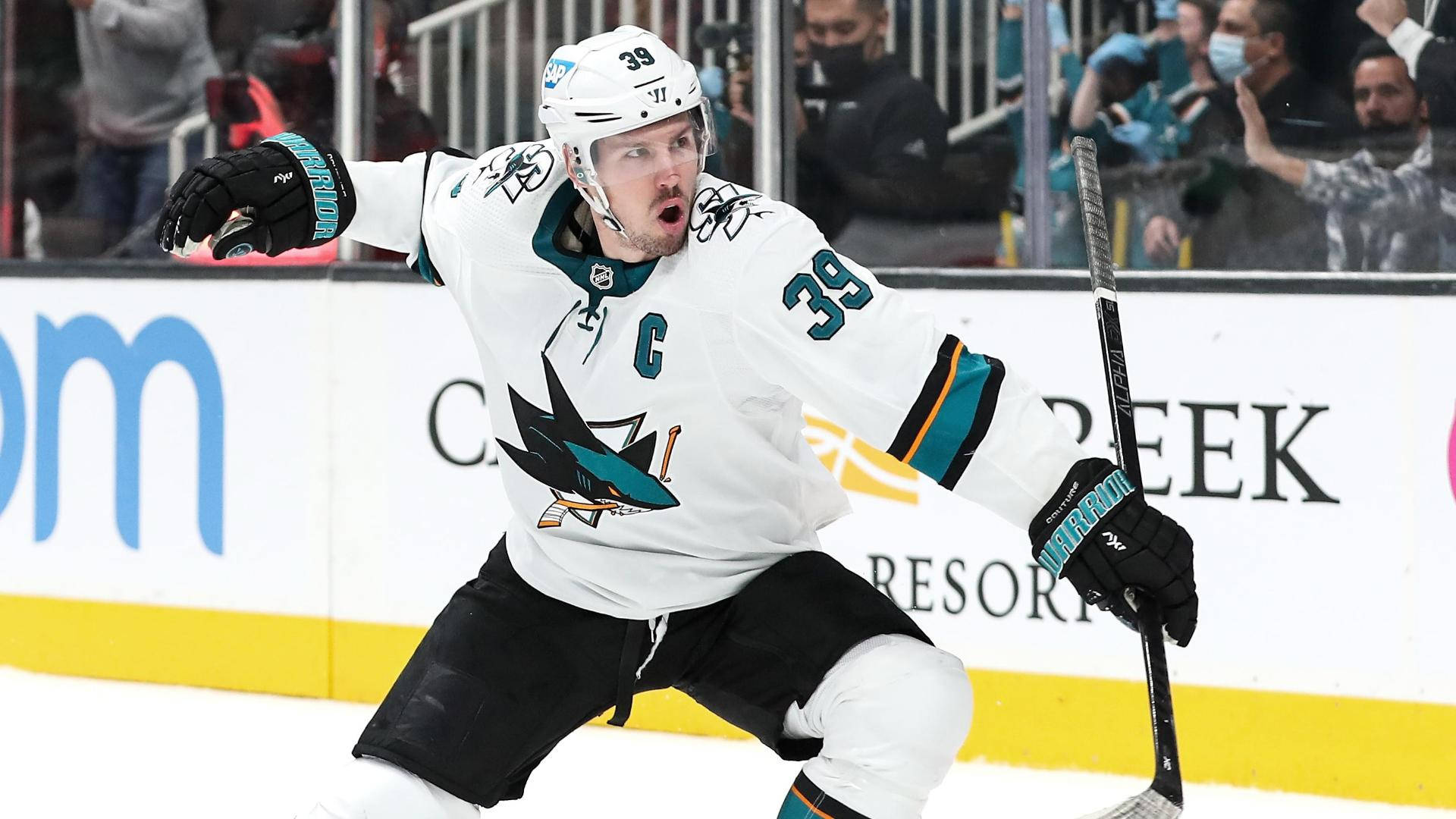 Professional Ice Hockey Center Logan Couture Versus Detroit Red Wings Background