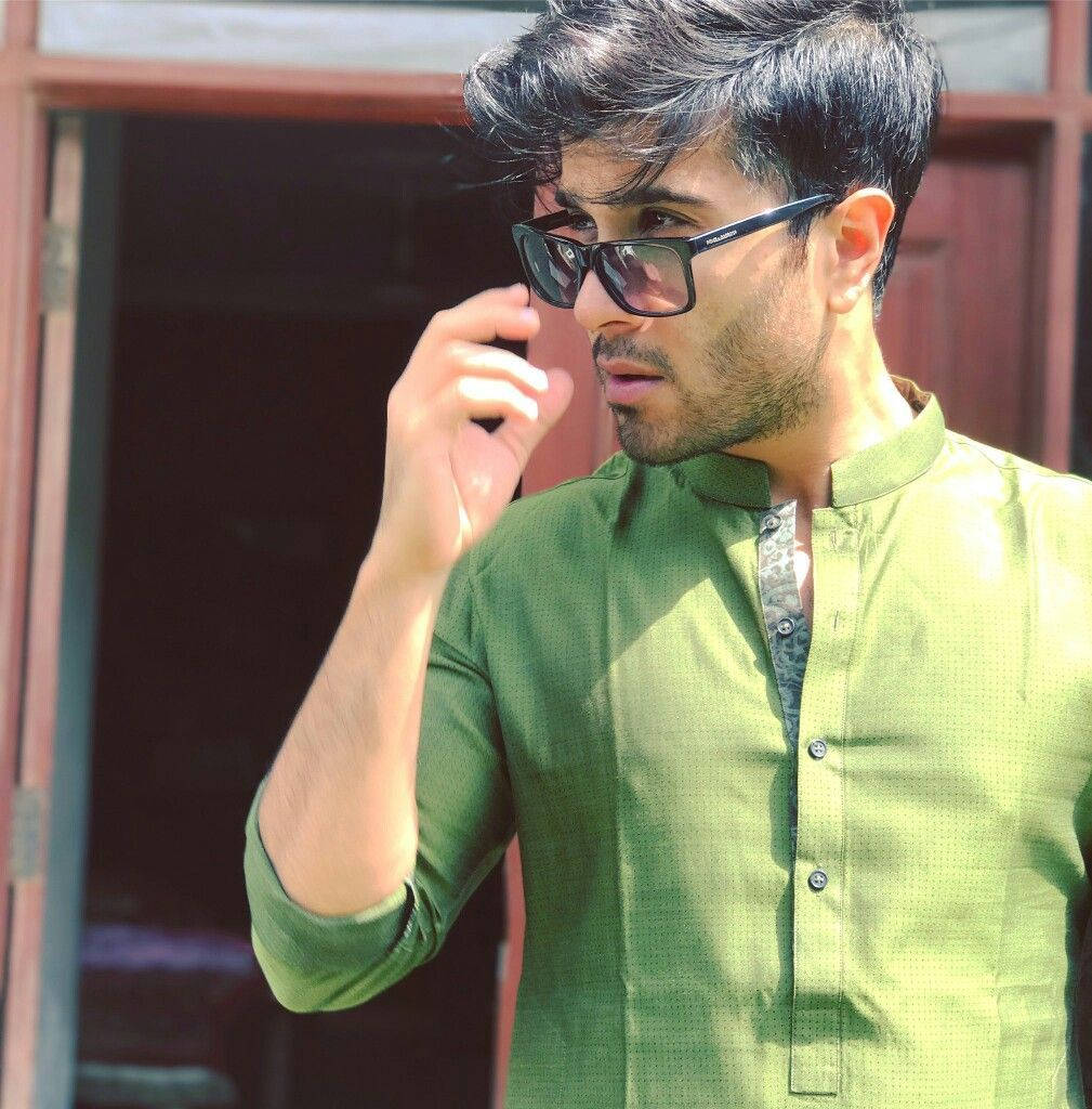 Prolific Indian Actor Feroz Khan In A Green Shirt Background