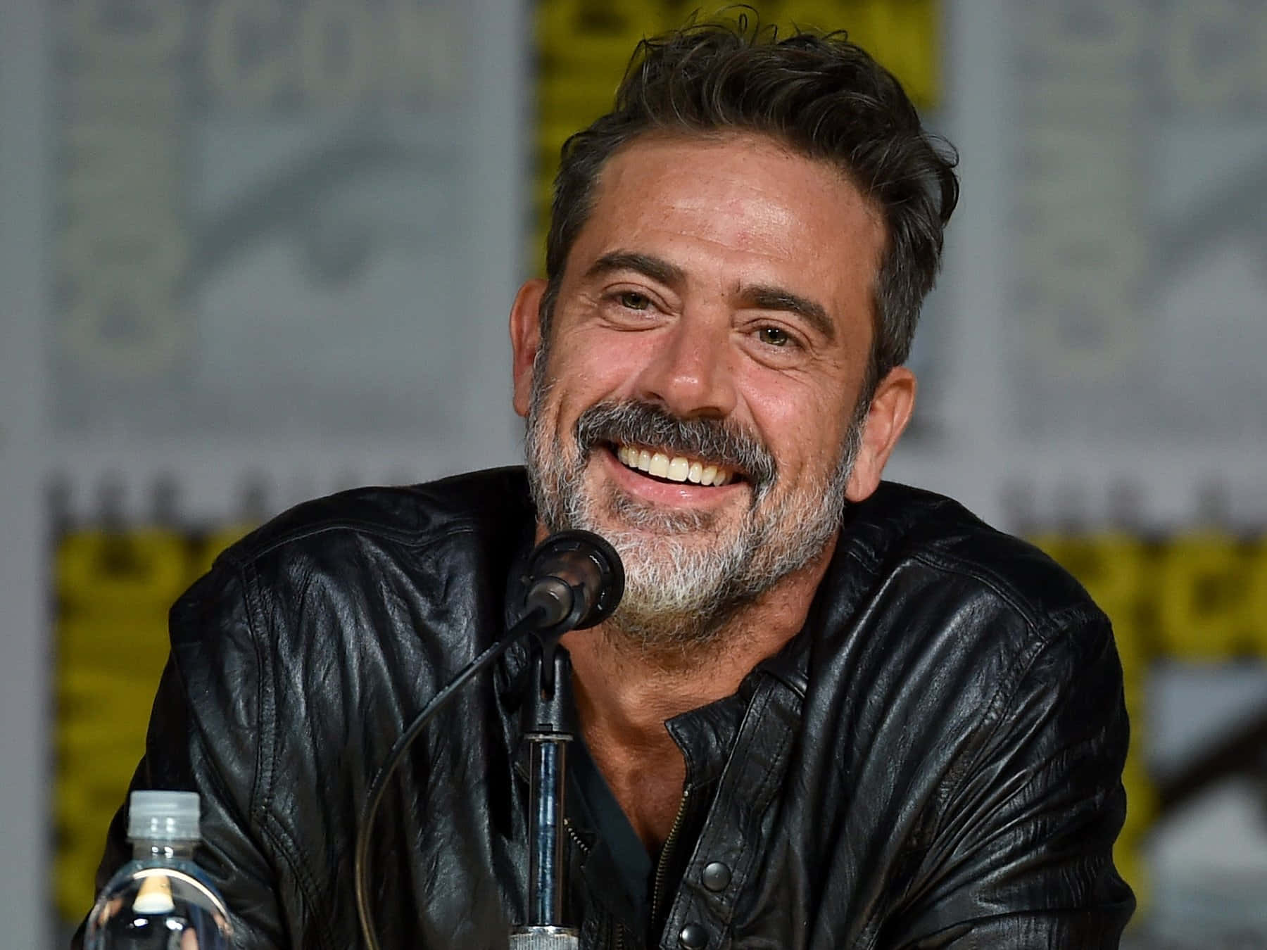 Prominent Hollywood Actor Jeffrey Dean Morgan Posing During An Event. Background