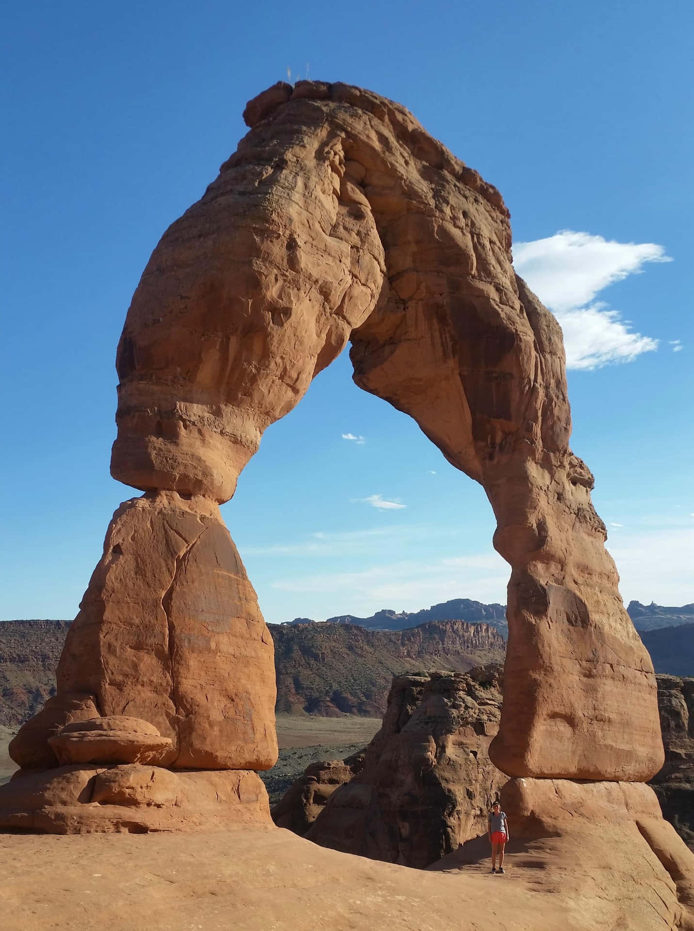 Protruding Delicate Arch Background