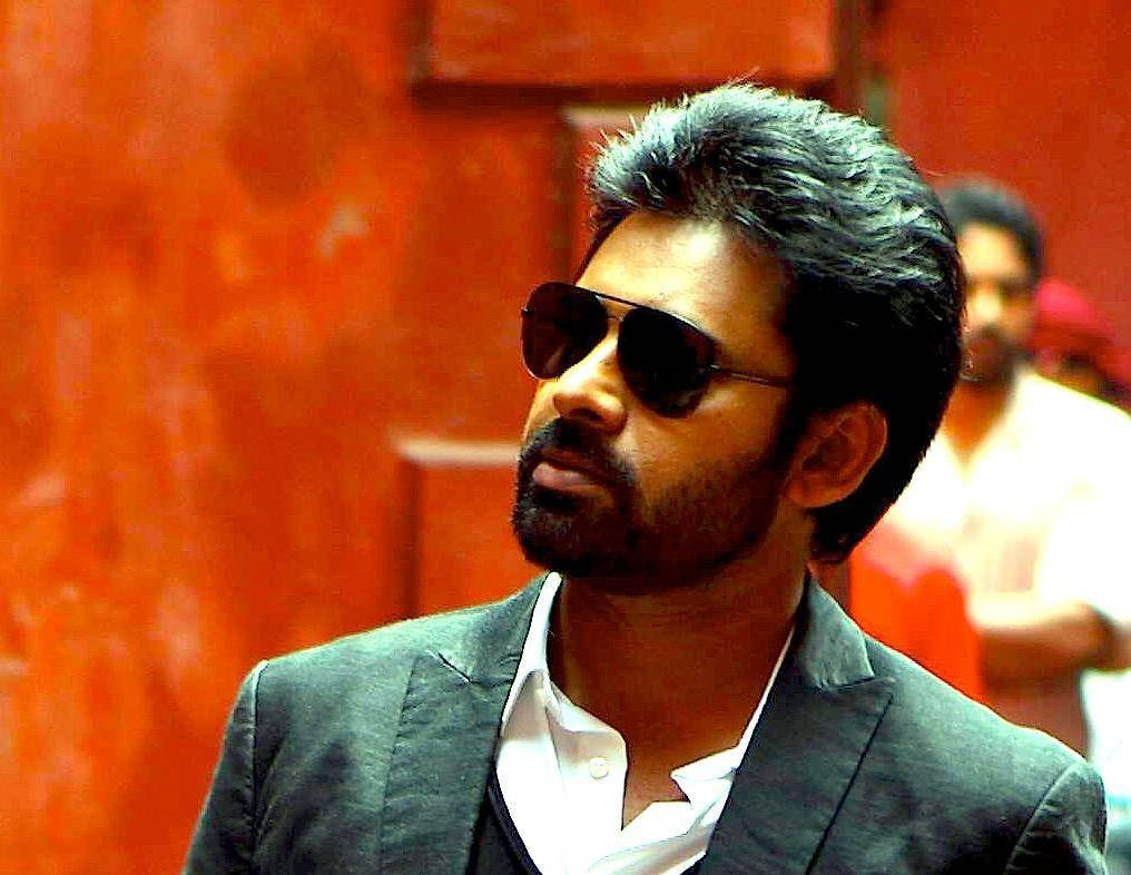 Pspk Wearing Suit And Sunglasses Background
