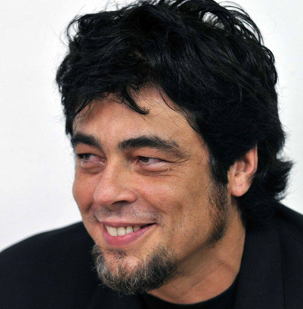 Puerto Rican Actor Benicio Del Toro Headshot Background