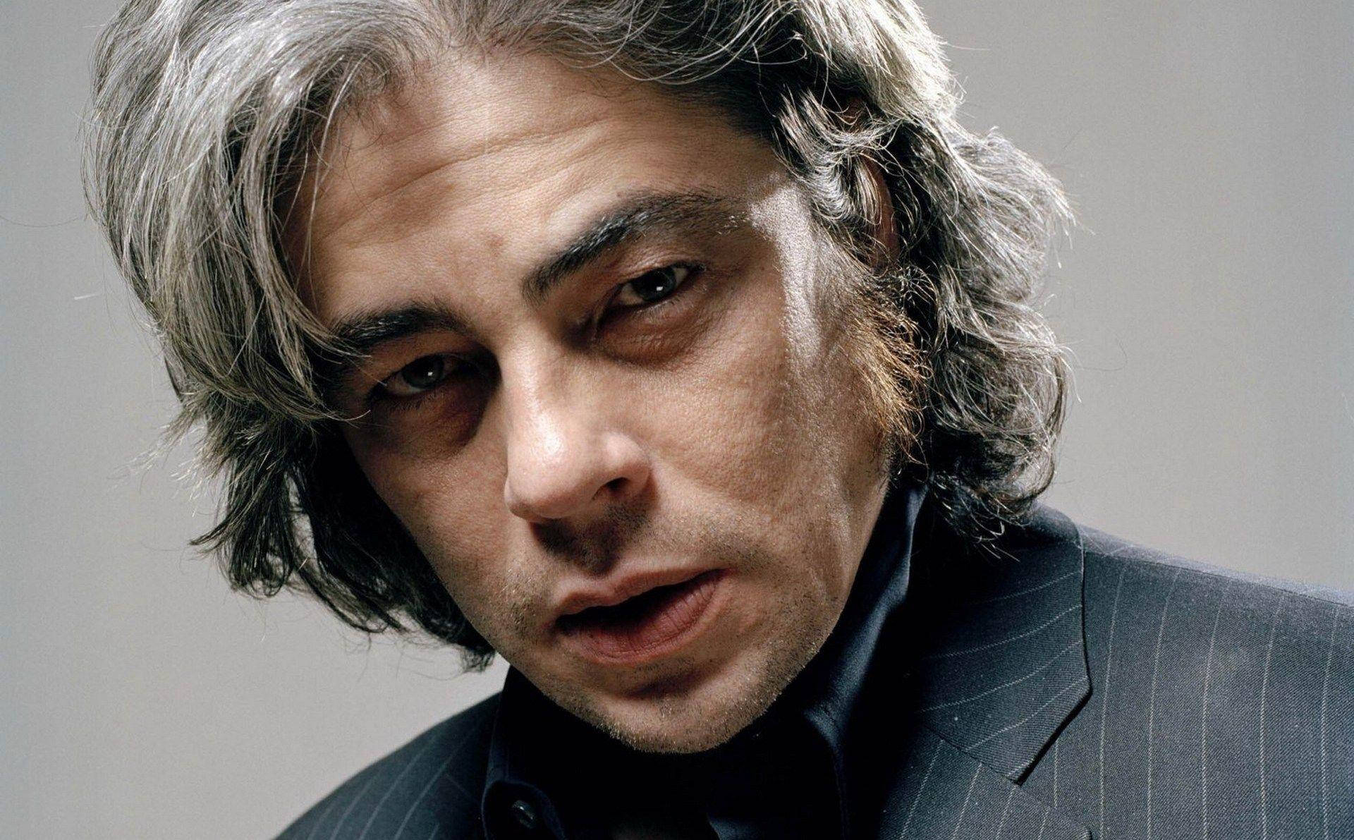 Puerto Rican Benicio Del Toro Close Up Pictorial Background