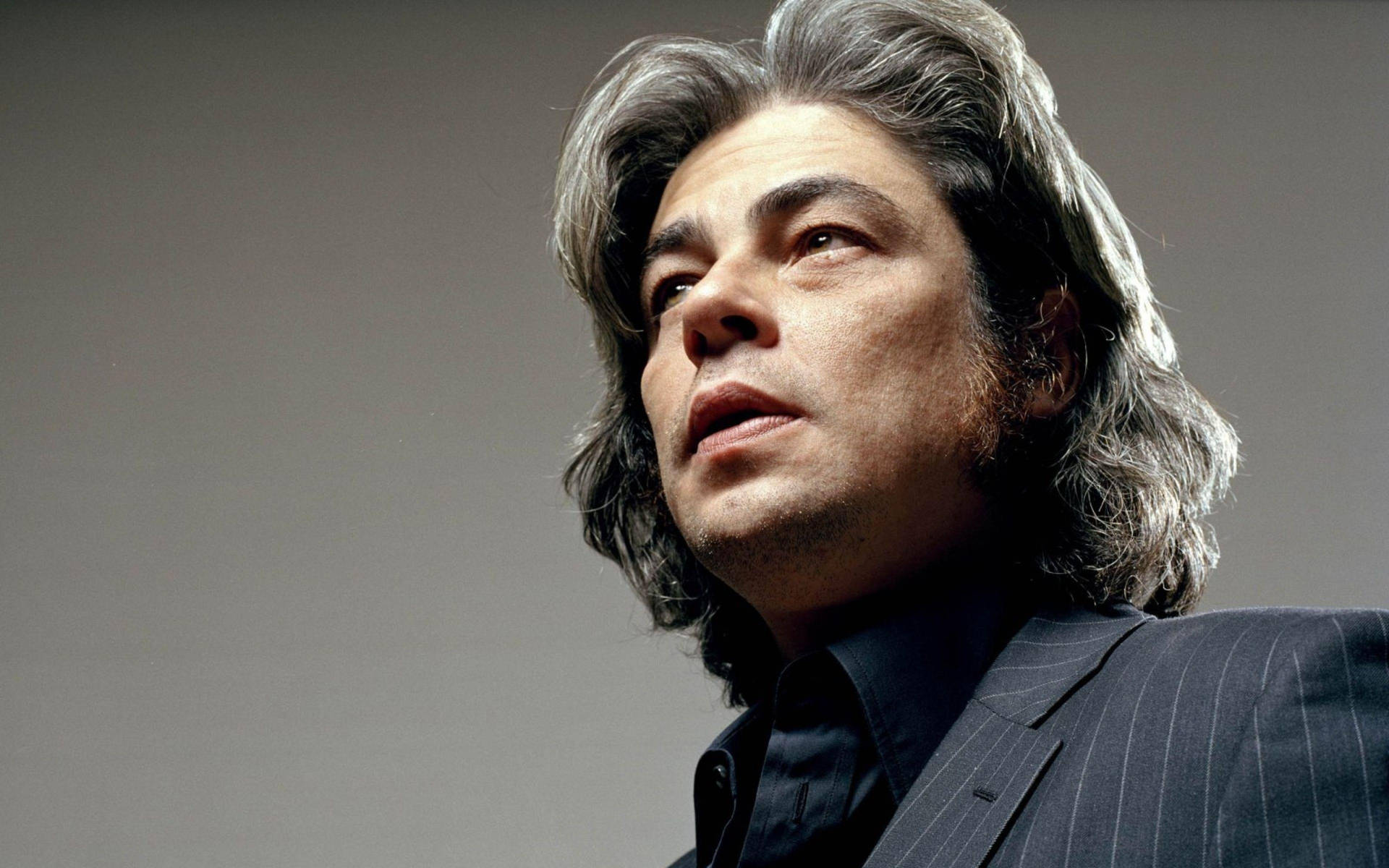 Puerto Rican Benicio Del Toro Low Angle Photoshoot Background