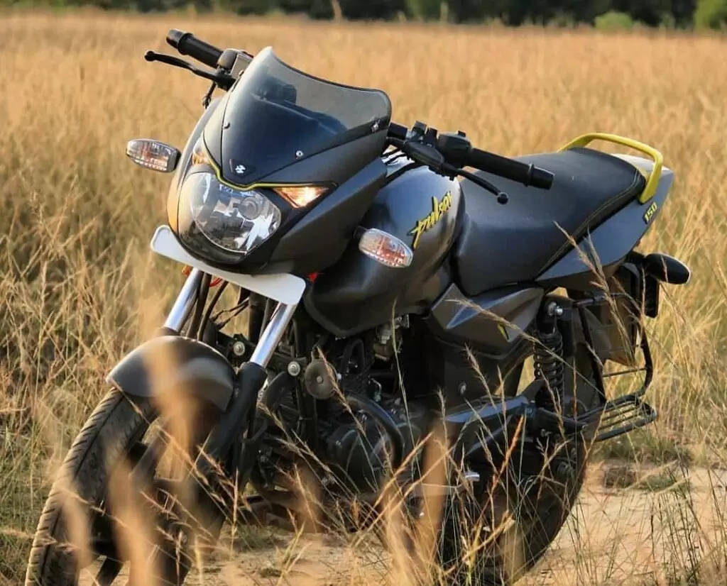 Pulsar 150 In A Field Background