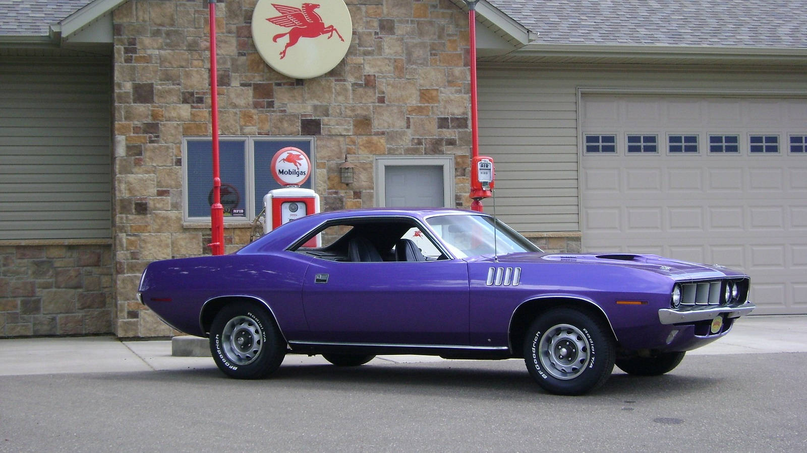 Purple 1971 Plymouth Hemi Cuda Classic Car Background