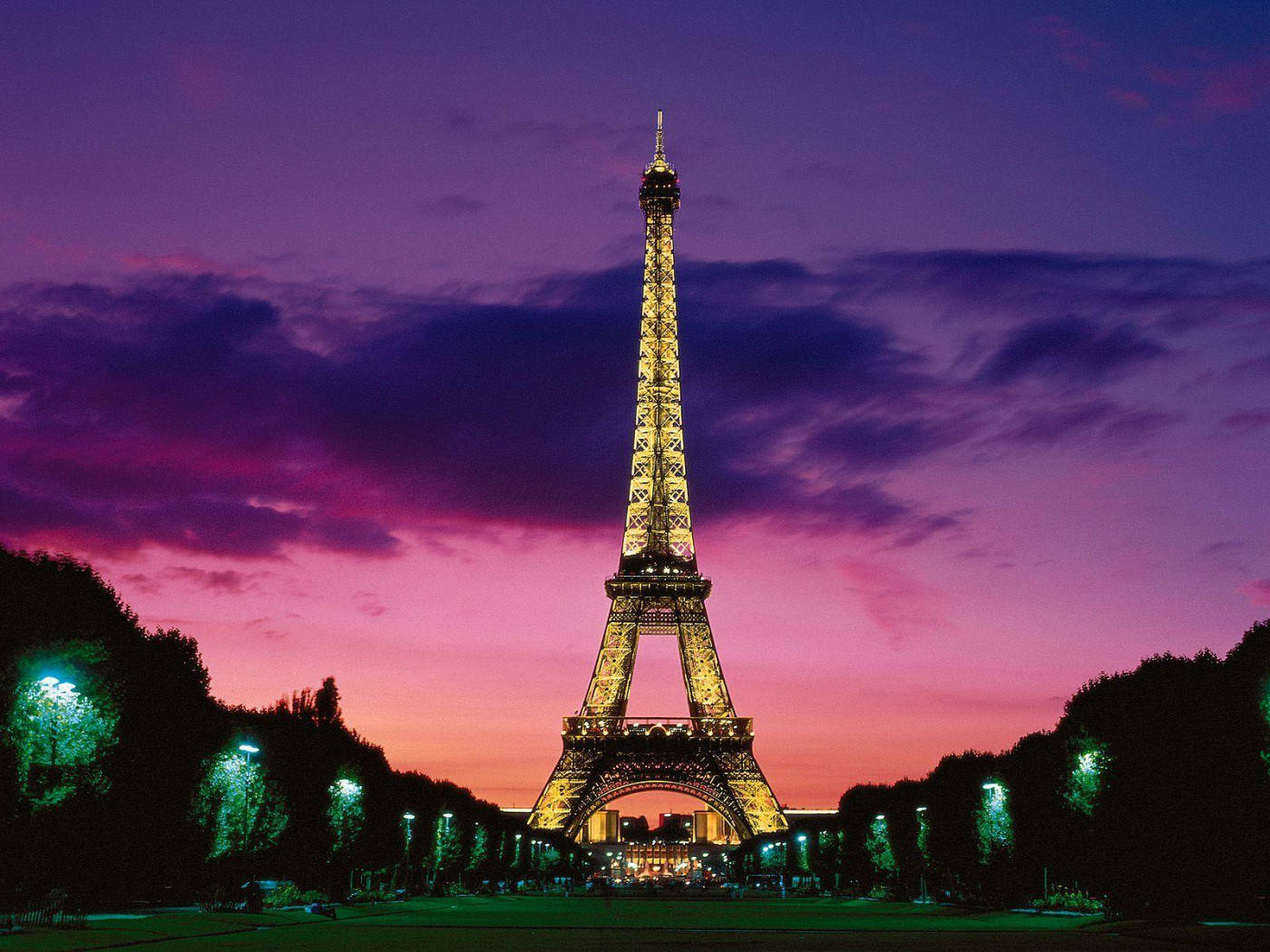 Purple Sky Over Eiffel Tower In Paris Background