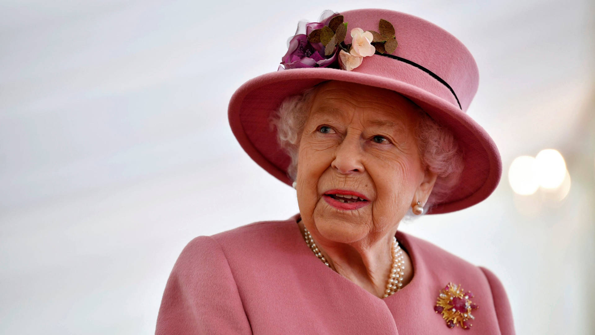Queen Elizabeth In Pink Attire Background
