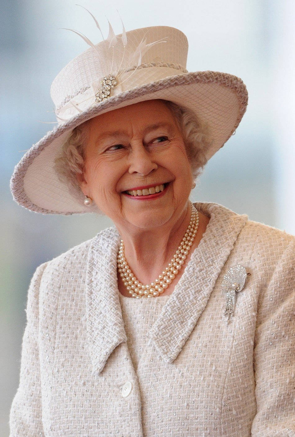 Queen Elizabeth Pearl Necklace Background