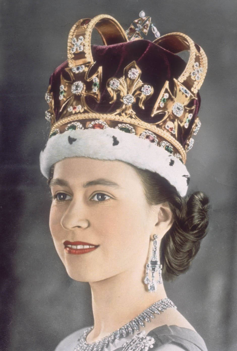 Queen Elizabeth Portrait With Crown Background