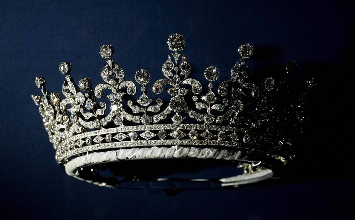 Queen Elizabeth's Wedding Crown Background