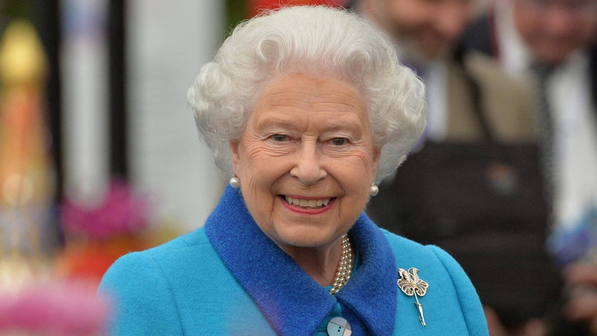 Queen Elizabeth Smiling Background