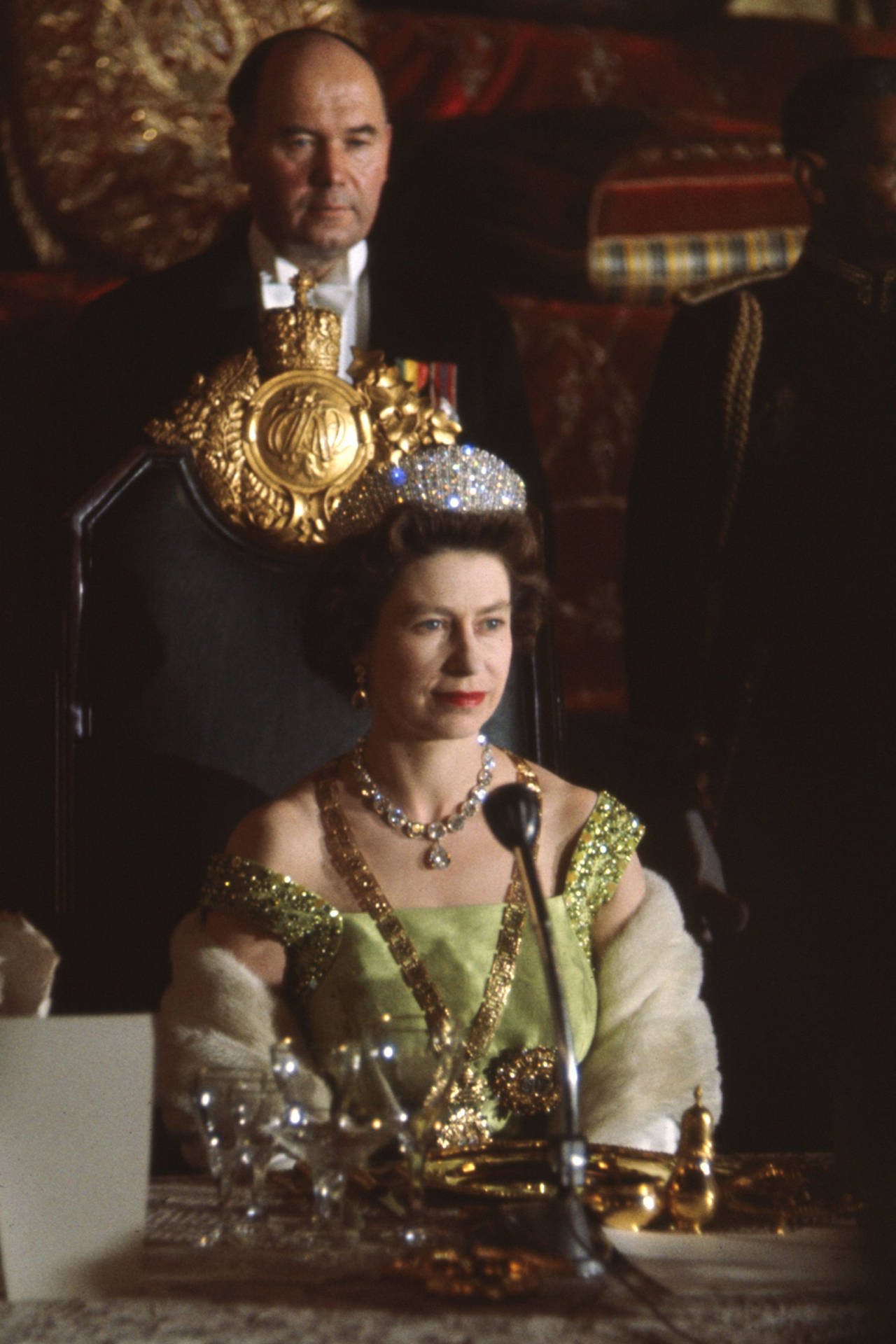 Queen Elizabeth Wearing A Diamond Crown Background