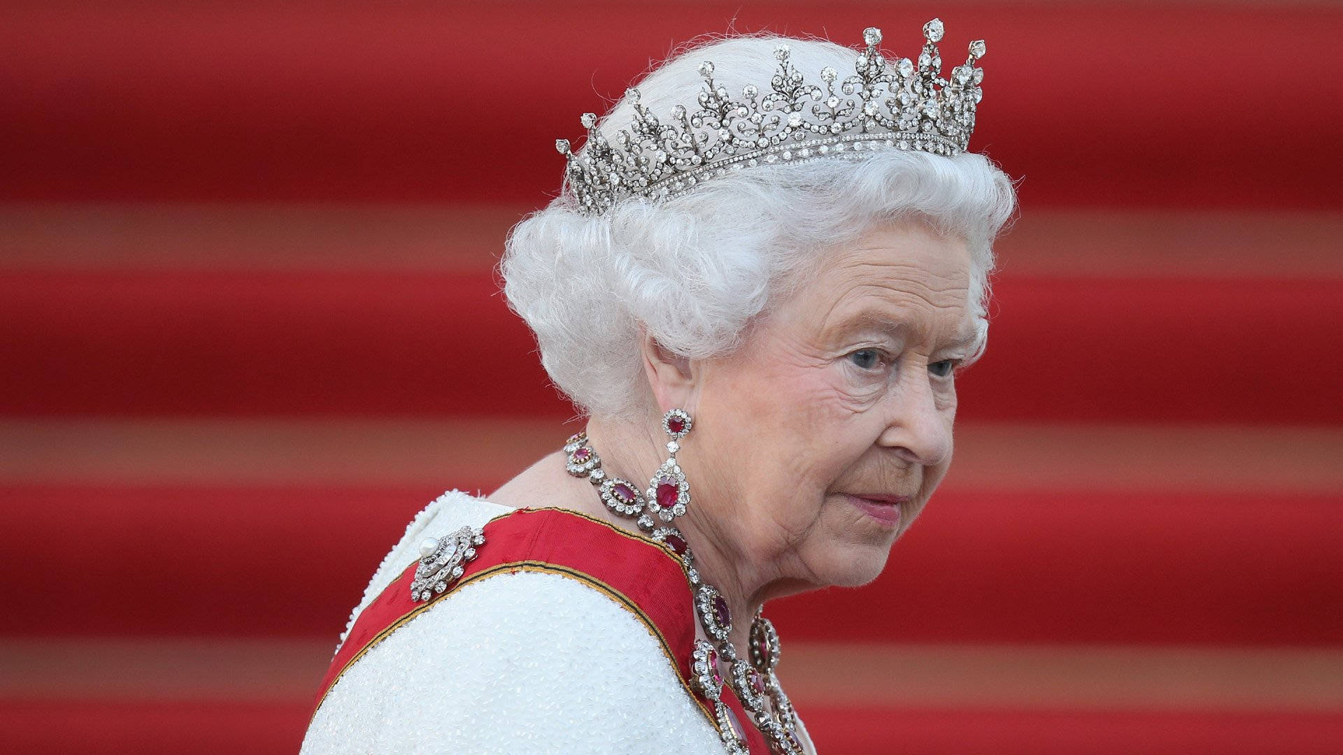 Queen Elizabeth Wearing Ruby Earring Background
