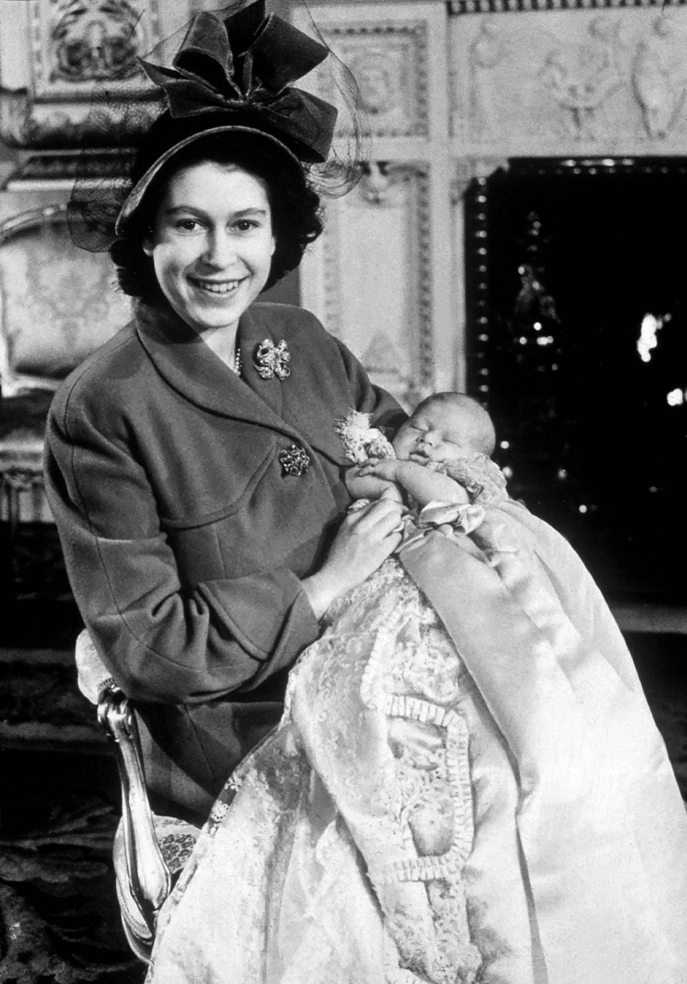 Queen Elizabeth With Daughter Background