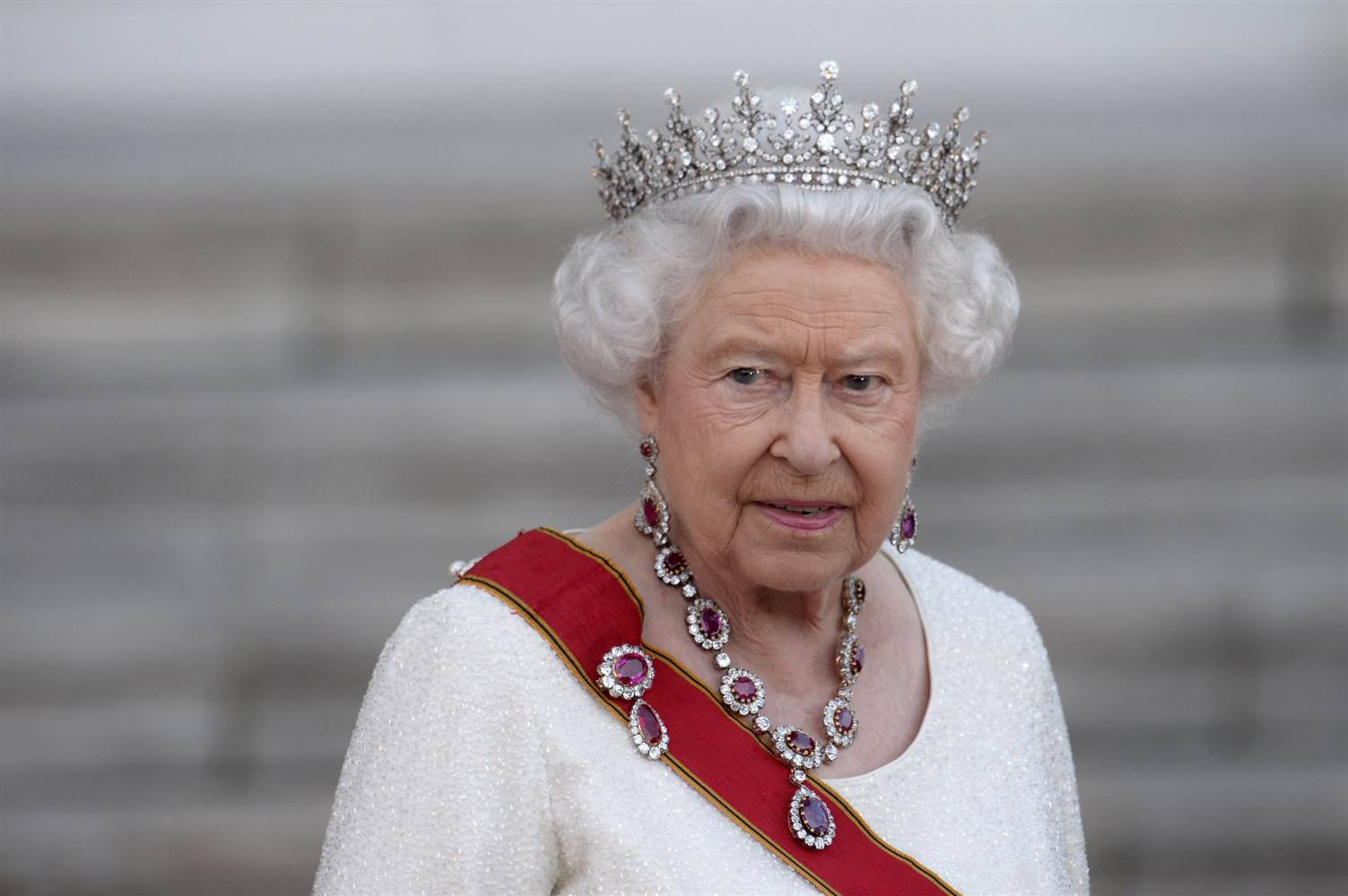 Queen Elizabeth With Her Crown Background