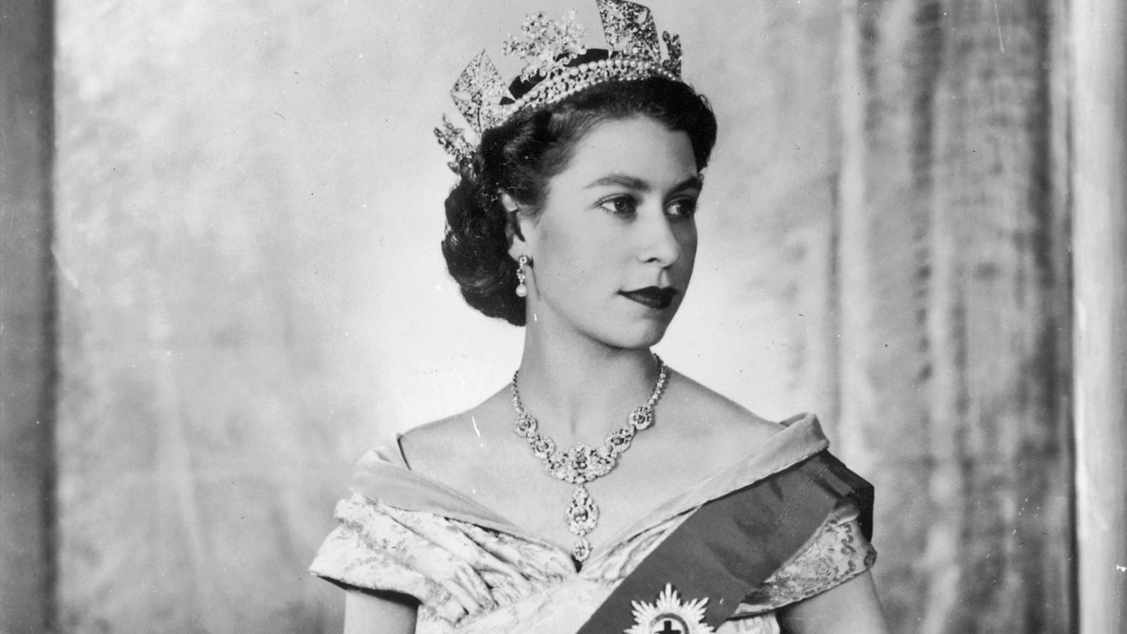 Queen Elizabeth Younger Years Background