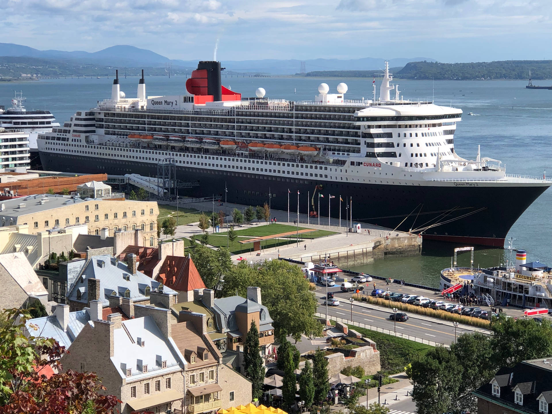 Queen Mary 2 Cruise Ship Background