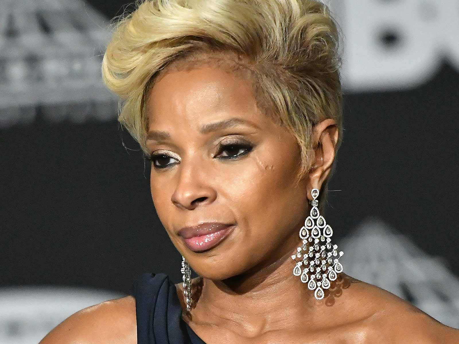 Queen Of R&b Mary J. Blige In Pixie Cut