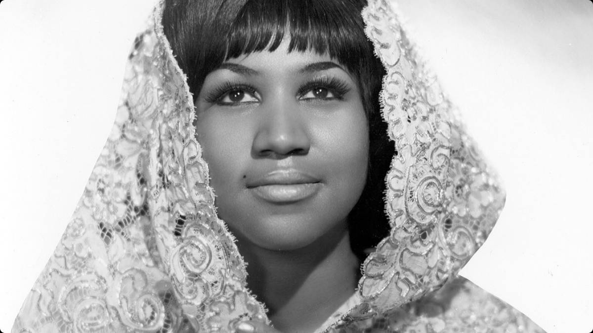 Queen Of Soul Aretha Franklin With A Veil Background