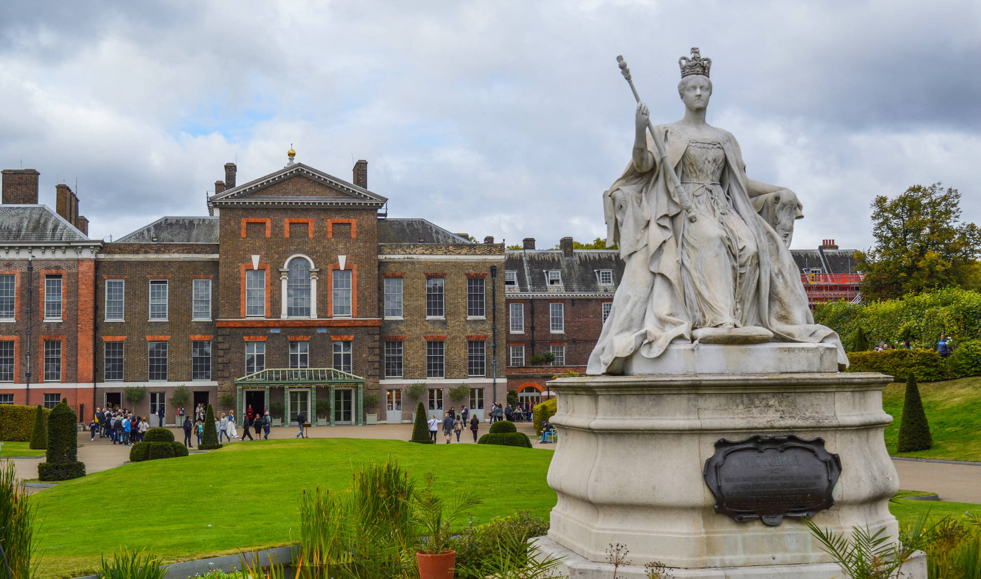 Queen Victoria Statue Inside Kensington Palace Background