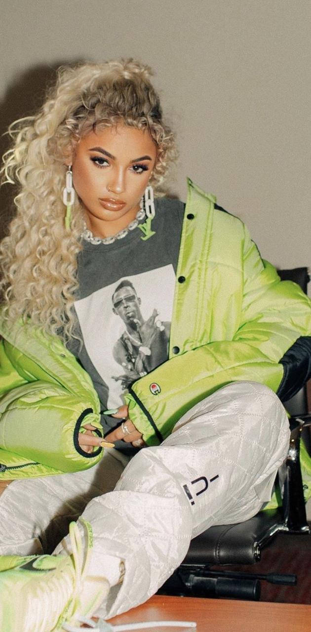 R&b Artist Danileigh Background