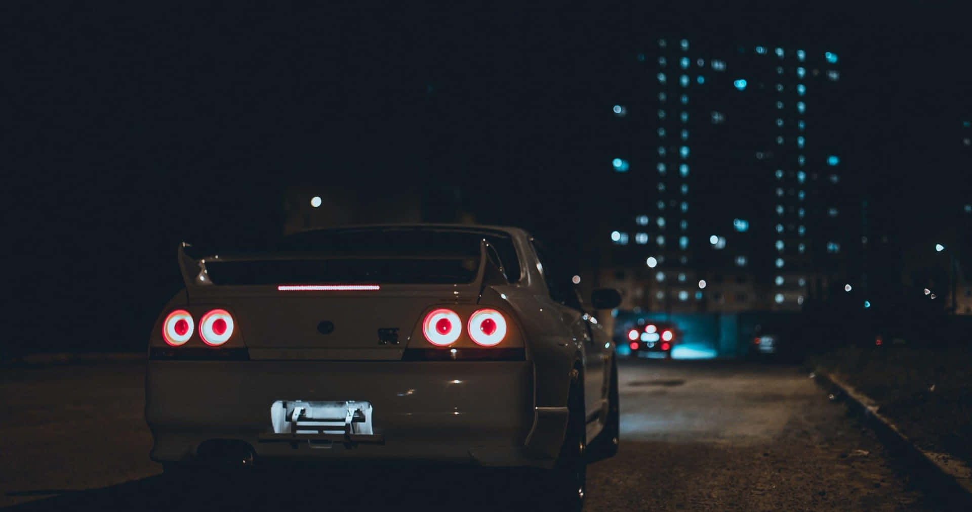 R33 Gtr White At Night Background