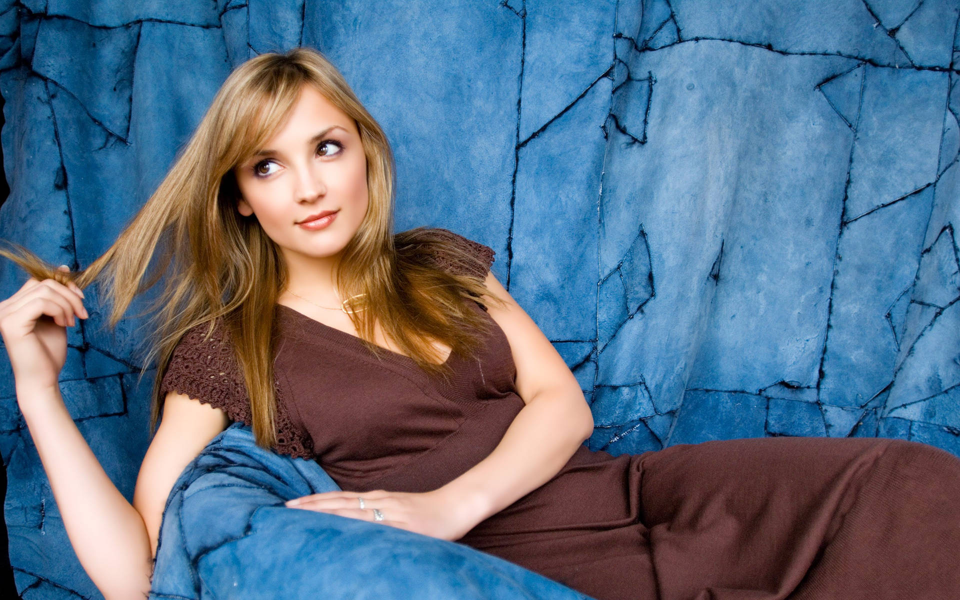 Rachael Leigh Cook In Brown Outfit