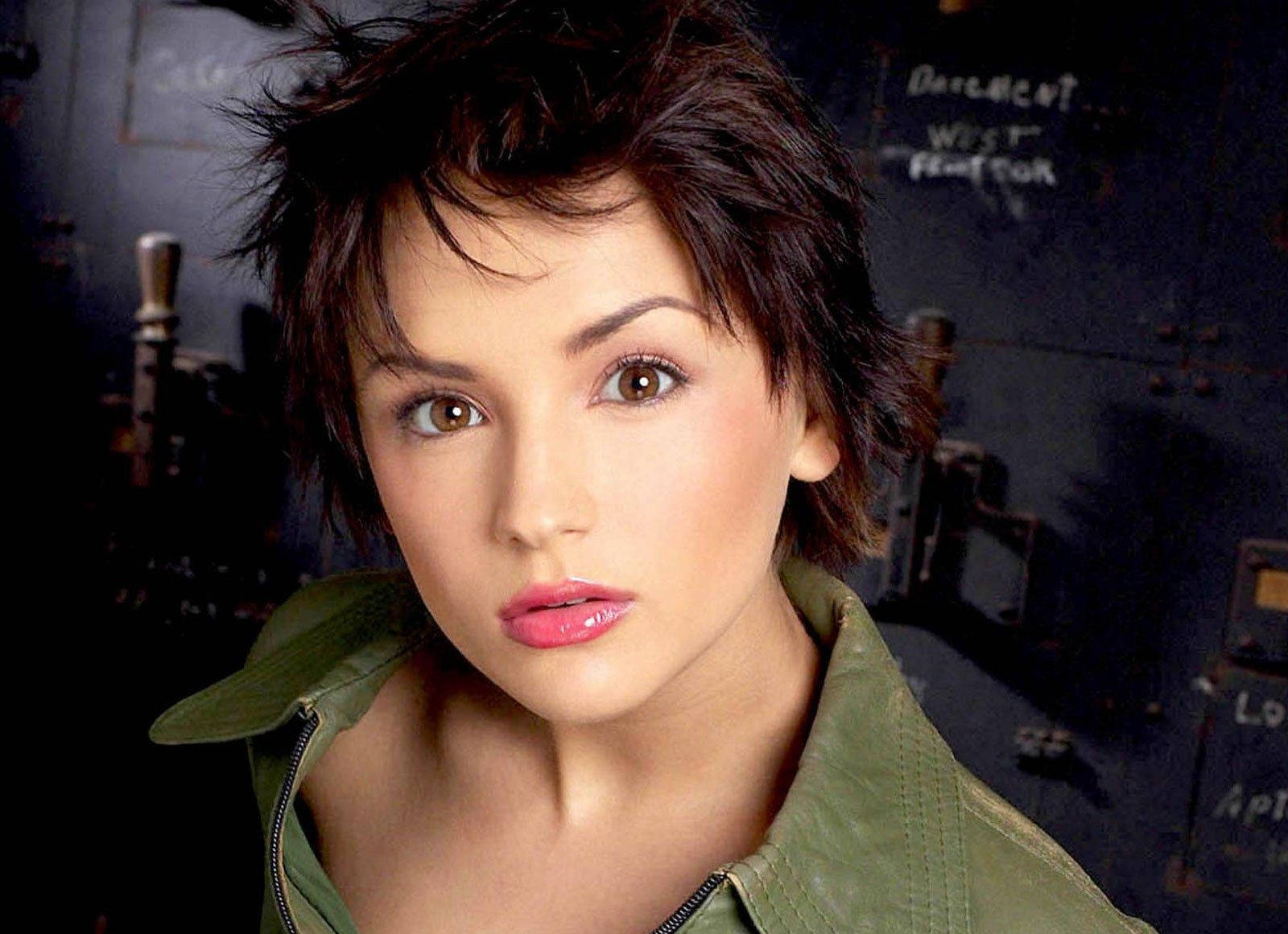 Rachael Leigh Cook In Green Top Background