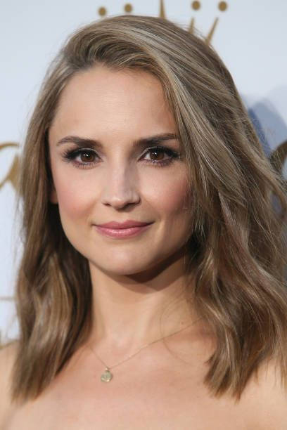 Rachael Leigh Cook Stunning Hairstyle Background