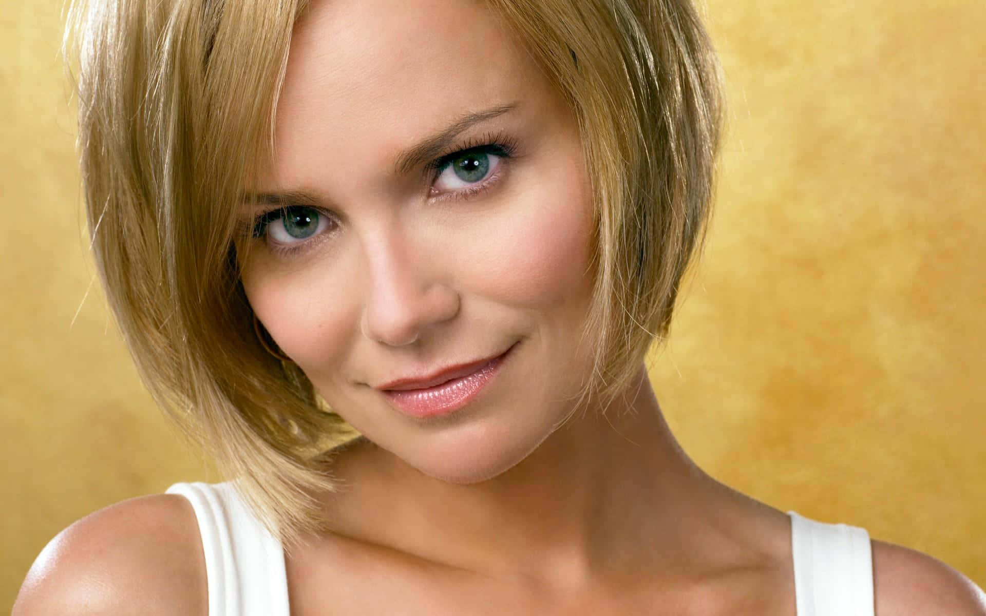 Radiant Kristin Chenoweth In A Glamorous Outfit Background