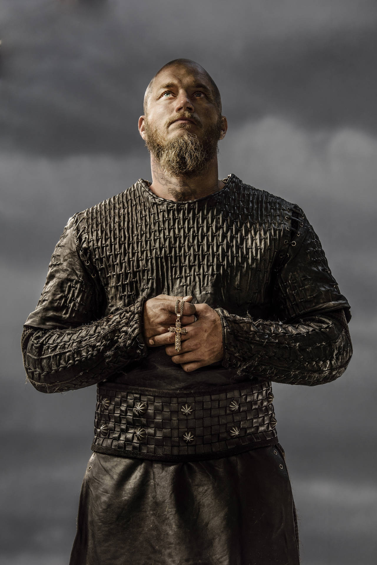 Ragnar Lothbrok 4k Vikings Holding Cross Background