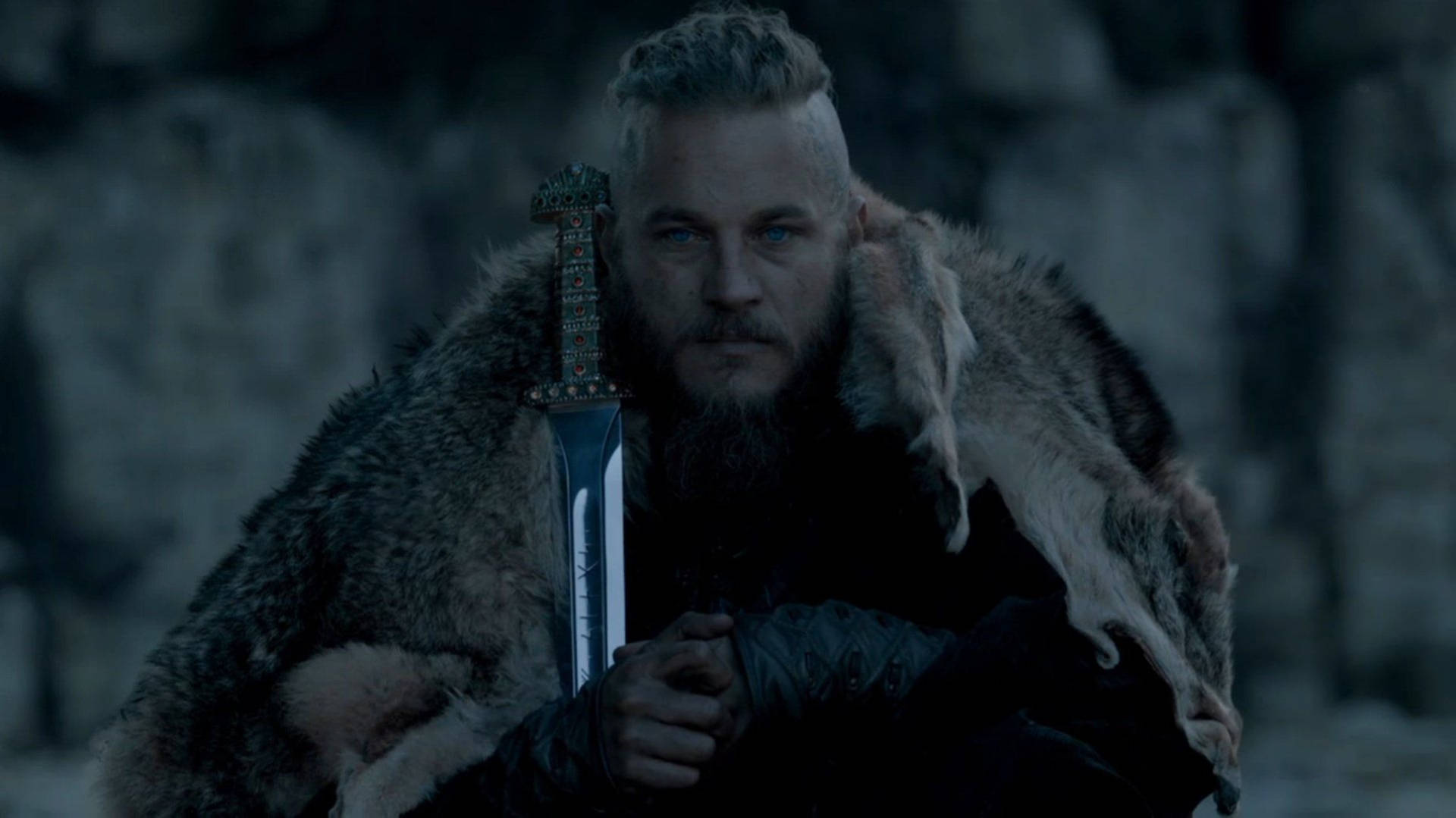 Ragnar Lothbrok 4k Vikings Holding Sword