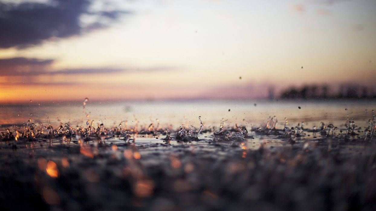Raindrops Falling On The Shore Background