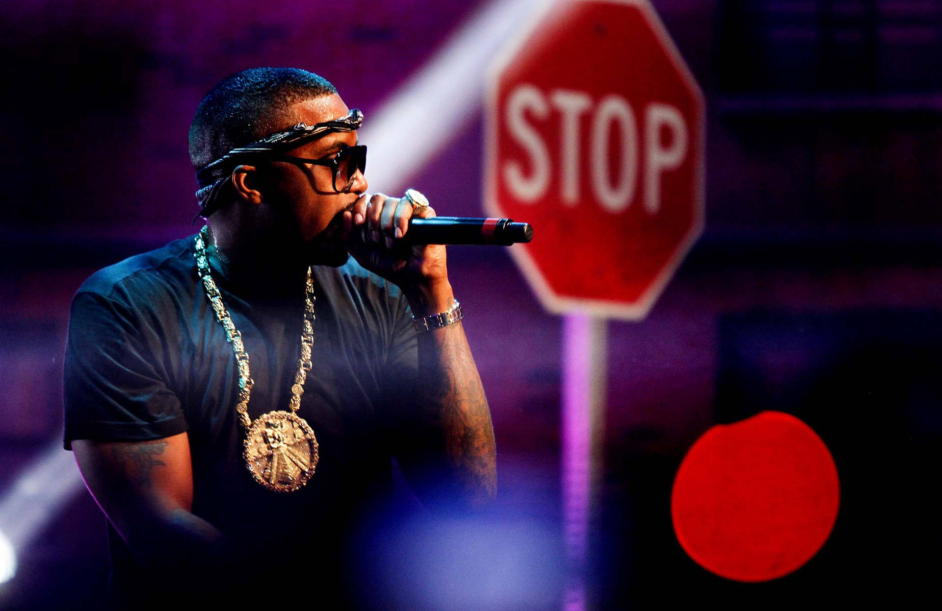 Rapper Nas In Illmatic Live Concert Background